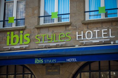 DINAN - FRANCE - SEPTEMBER 2021: Fransa 'da ünlü bir otel şirketi olan Ibis Styles tabelası