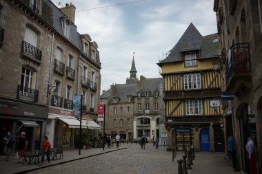 DINAN - FRANCE - EPTEMBER 2021: Britanya 'nın ortaçağ şehri Dinan' ın sokaklarındaki eski evler
