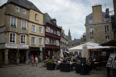 DINAN - FRANCE - EPTEMBER 2021: Britanya 'nın ortaçağ şehri Dinan' ın sokaklarındaki eski evler