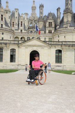 genç adam tekerlekli sandalyede