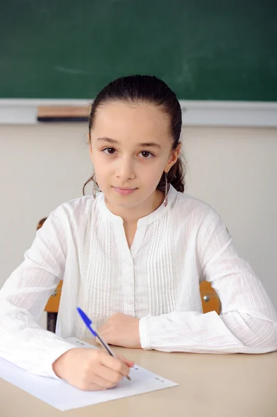 Écolière dans sa classe — Photo