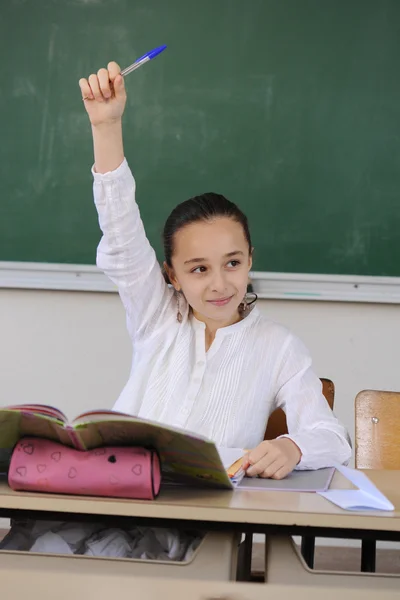 Skolflicka i hennes klass — Stockfoto