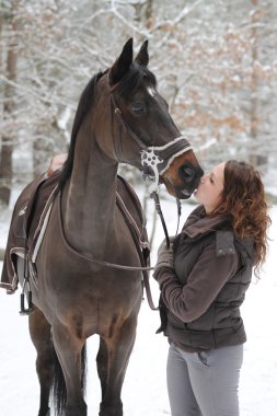 genç kadın karda binme