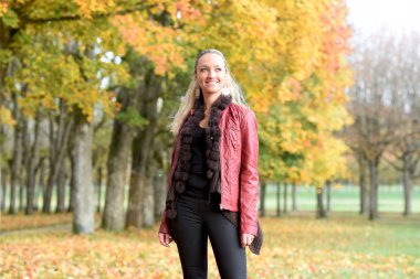 Genç sarışın bir kadın Güz