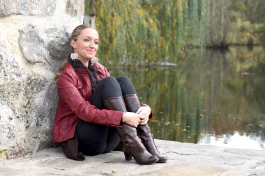 Genç sarışın bir kadın Güz