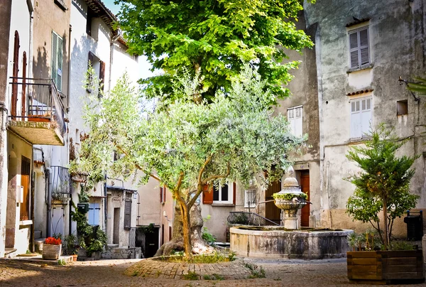 Place de la Reinesse et sa fontaine  a Flayosc -Provence Reinesse square in Provence — Stock Photo, Image