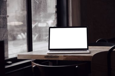 Boş ekran dizüstü bilgisayar ve mobil aygıt ekran şablonu ile çalışma