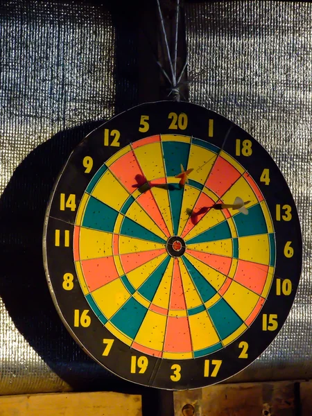 Eski dart ve iki ok.