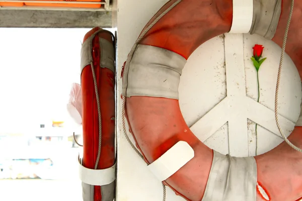 Sevgi ve barış işareti bir lifebuoy içinde.