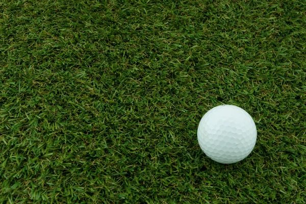 Golf topu suni çim üzerinde