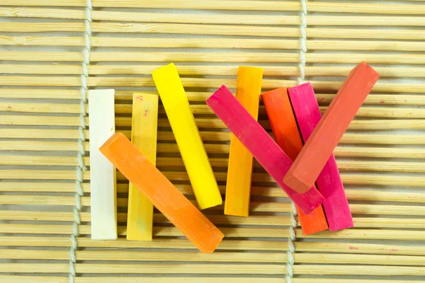 Renkli tebeşir grup kümesi.