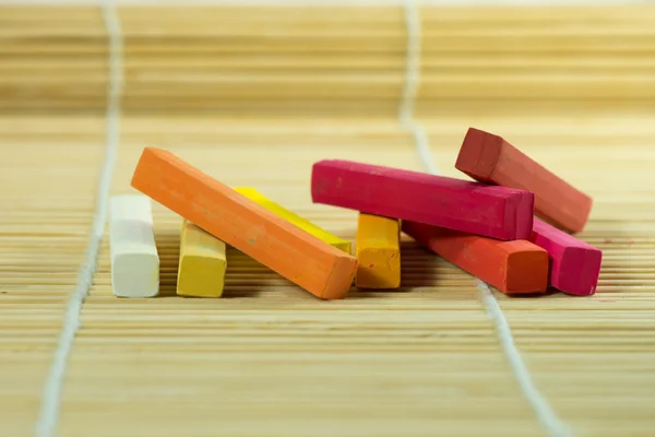 Renkli tebeşir grup kümesi.