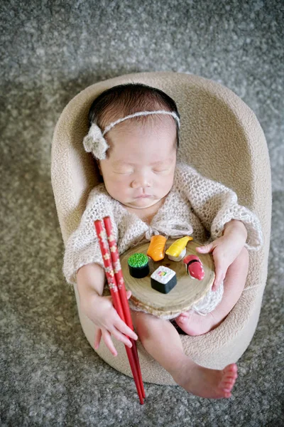 Söt Baby Nyfödd Flicka Sover Med Mjuk Rosa Pannband Och — Stockfoto