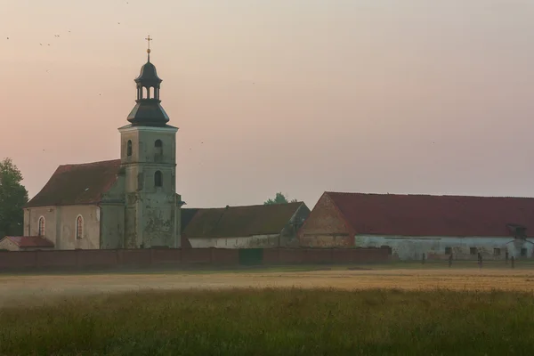 Bâtiments d'église et de ferme — Photo