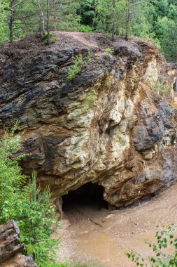 Geçit metamorfik kayanın içindeki.