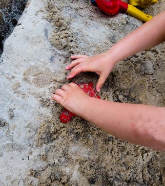 playing with sand child sculpts 