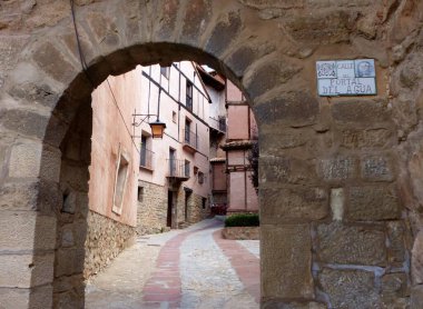 Albarracin / arco de piedra en el precioso pueblo kırsal de Albarracn 'da taş kemer. 
