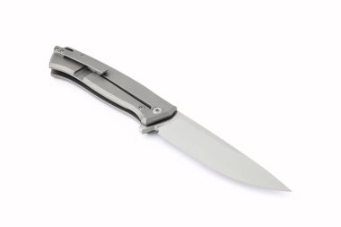 İzole edilmiş beyaz arka planda hafif gölgeli keskin çelik katlanır bıçak. Genel tasarım, turizm, avcılık, erkeğin tutku konsepti.