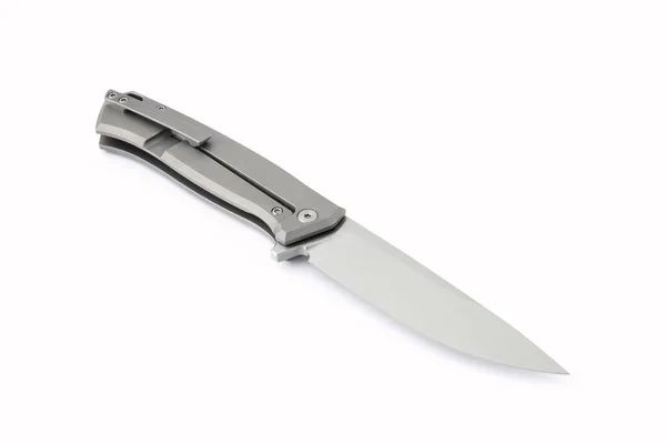 わずかな影を持つ隔離された白い背景に鋭い鋼の折りたたみナイフ 全体的なデザイン 男の情熱の概念 — ストック写真