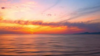 Rusya 'daki Karadeniz' de gün batımının zamanı. Bulutlar batan güneşin parlak altın ışıklarıyla aydınlanıyor. Deniz manzarası.