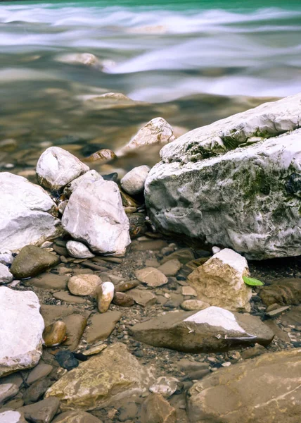 Pietre Massi Primo Piano Torrente Montagna Sullo Sfondo Fiume Hosta — Foto Stock