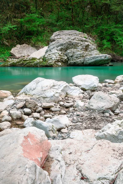 Horská Řeka Chósta Balvany Kameny Oblázky Březích Jaře Čistá Zelená — Stock fotografie