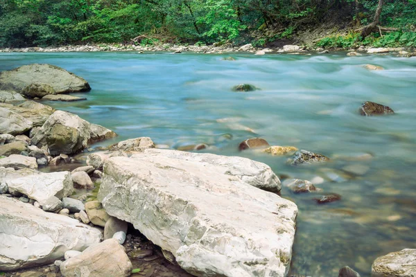 Fiume Khosta Montagna Con Massi Pietre Ciottoli Suoi Lati Primavera — Foto Stock