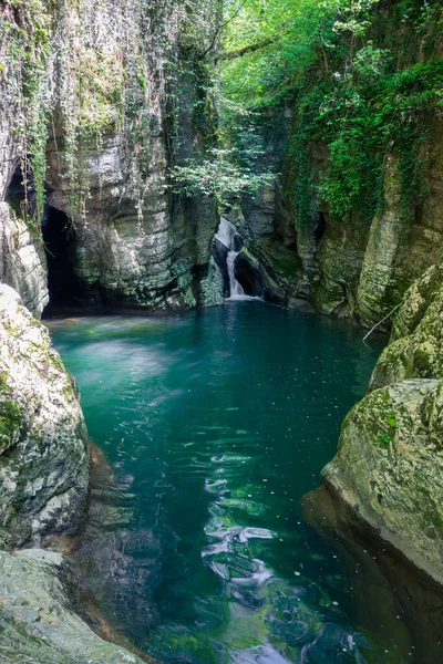 Uma Cachoeira Fonte Cênica Diabo Rio Agur Rússia Microdistrito Khosta — Fotografia de Stock