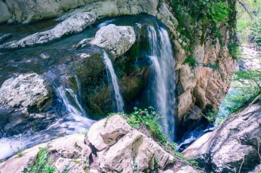 Kayalık bir vadiye düşen şelalenin manzaralı akıntısı. Rusya 'nın küçük bir bölgesi olan Khosta' daki Agur Nehri. Dağlarda gezinti, yürüyüş ve eğlence..