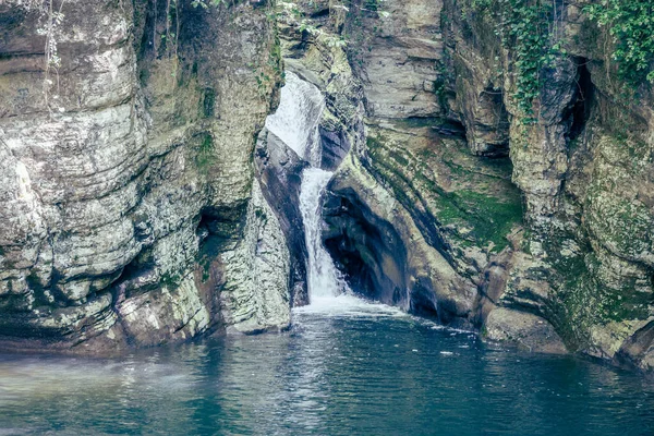 Ruscello Panoramico Una Cascata Che Cade Tra Una Gola Rocciosa — Foto Stock