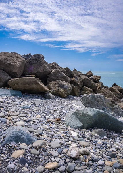 Küstenlandschaft Mit Kieseln Und Wellenbrechern Vordergrund Und Klarem Horizont Und — Stockfoto