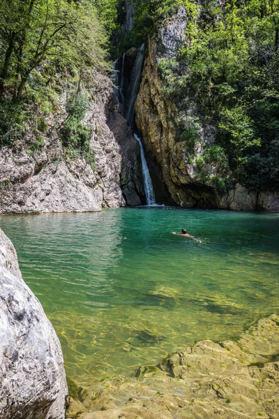 Malebný Vodopád Padající Mezi Skalnatou Soutěsku Plavající Mužskou Postavou Řeka — Stock fotografie