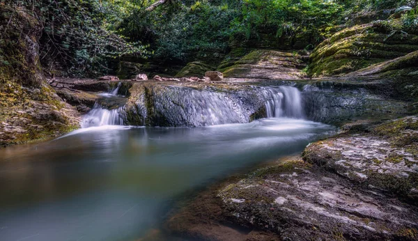 Mirada Escénica Los Rápidos Cascada Desfiladero Dzykhrinskoye Con Exuberante Verde — Foto de Stock