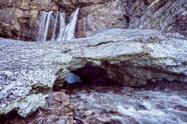 Vodopád Řece Gega Drtí Strmé Bělošské Hory Jaře Potok Vytváří — Stock fotografie