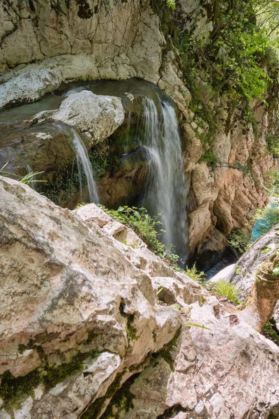 Cascada Escénica Que Fluye Por Desfiladero Rocoso Cubierto Arbustos Punto —  Fotos de Stock