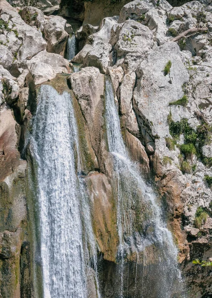 Een Schilderachtige Toeloop Van Een Waterval Vallende Tussen Een Wankele — Stockfoto