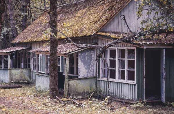 Una Antigua Casa Abandonada Madera Bosque Con Senderos Una Las — Foto de Stock