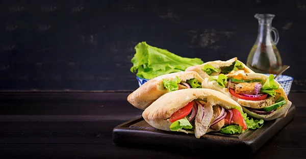Pita kıvırcık tavukla dolu.