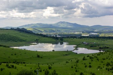 Soyu tükenmiş antik bir volkanın arka planında