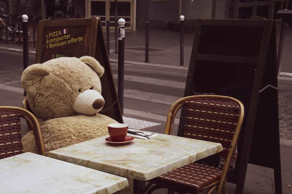 Urso Peluche Bebendo Uma Xícara Café Uma Mesa Café — Fotografia de Stock