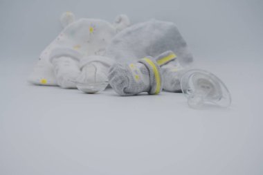 Bebek kıyafetleri, çizmeler ve mankenler.