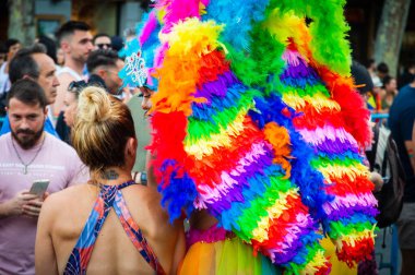 Eğlenen ve gökkuşağı bayrakları dalgalanan insanlar yaz gay onur yürüyüşünde