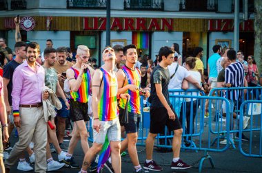 Eğlenen ve gökkuşağı bayrakları dalgalanan insanlar yaz gay onur yürüyüşünde