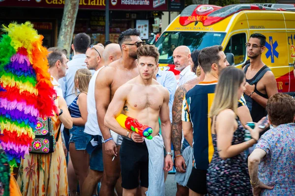 Eğlenen ve gökkuşağı bayrakları dalgalanan insanlar yaz gay onur yürüyüşünde