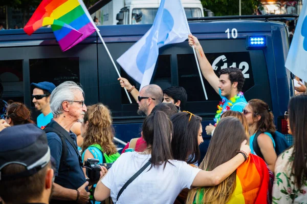 Люди Веселятся Радужные Флаги Развеваются Улицам Летнем Гей Параде — стоковое фото