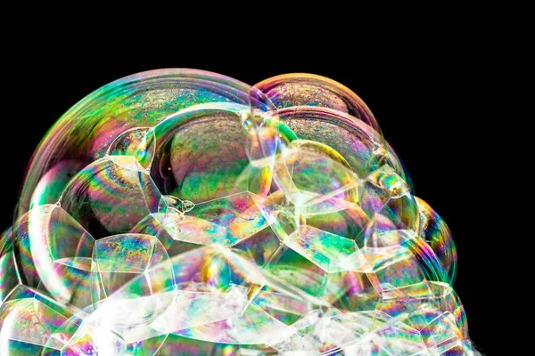 Макрофото радужных мыльных пузырей, сложенных в стопку, создающее радужную пену — стоковое фото