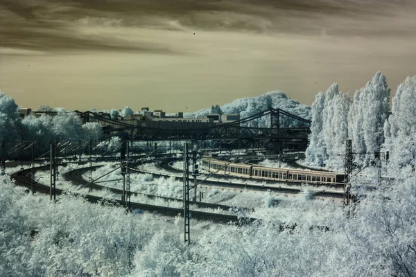 Infračervená průmyslová železniční scéna s vlakem a mostem, Berlín, Německo — Stock fotografie