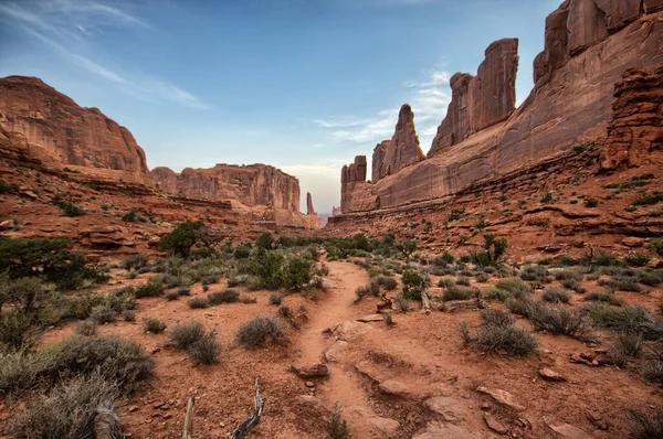 Kırmızı kuleler ve kayalardan oluşan çöl manzarası, Arches Ulusal Parkı, Utah, ABD