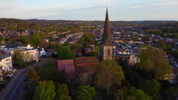 Flygdrönare syn på en kyrka och spira i en typisk engelsk stad — Stockvideo