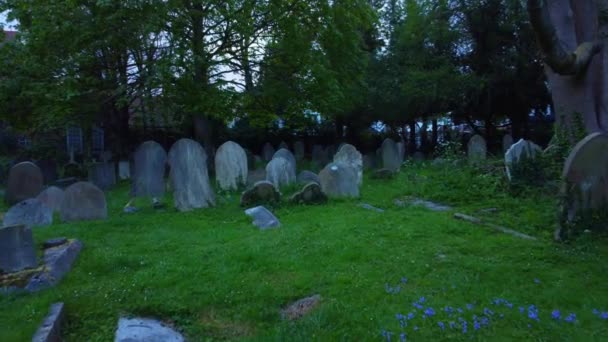 4k záběry z bezpilotního letounu při východu slunce, které se rýsují nad potopenými náhrobními kameny na zarostlém hřbitově — Stock video